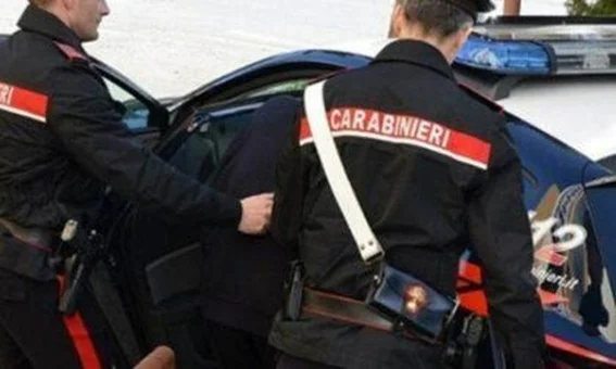 Viola deliberatamente il divieto di avvicinamento ai luoghi frequentati dalla persona offesa, arrestato