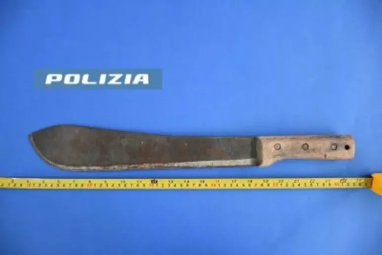Brandisce un machete vicino al parco giochi
