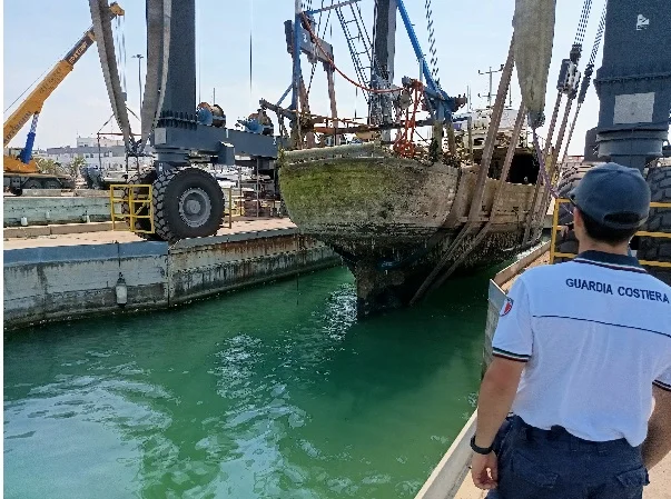 Ultimate le operazioni di recupero del peschereccio “San Silvestro” nel porto di San Benedetto del Tronto