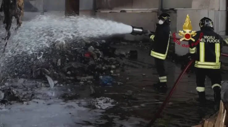 Incendio Italservizi, ordinanza di Mozzoni: "Divieto di consumare prodotti ortofrutticoli coltivati nel raggio di 5 chilometri"