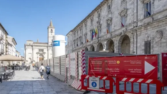 Ascoli Piceno - Piazza Arringo, cantiere spedito: "Chiusura dei lavori entro Natale"