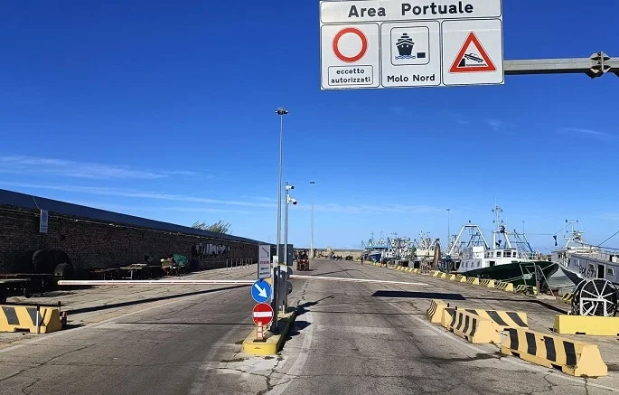 Interdire la passeggiata al porto e la visita al sacrario dei nostri tragici naufragi non è un contributo alla consapevolezza del ruolo dei lavoratori del Mare