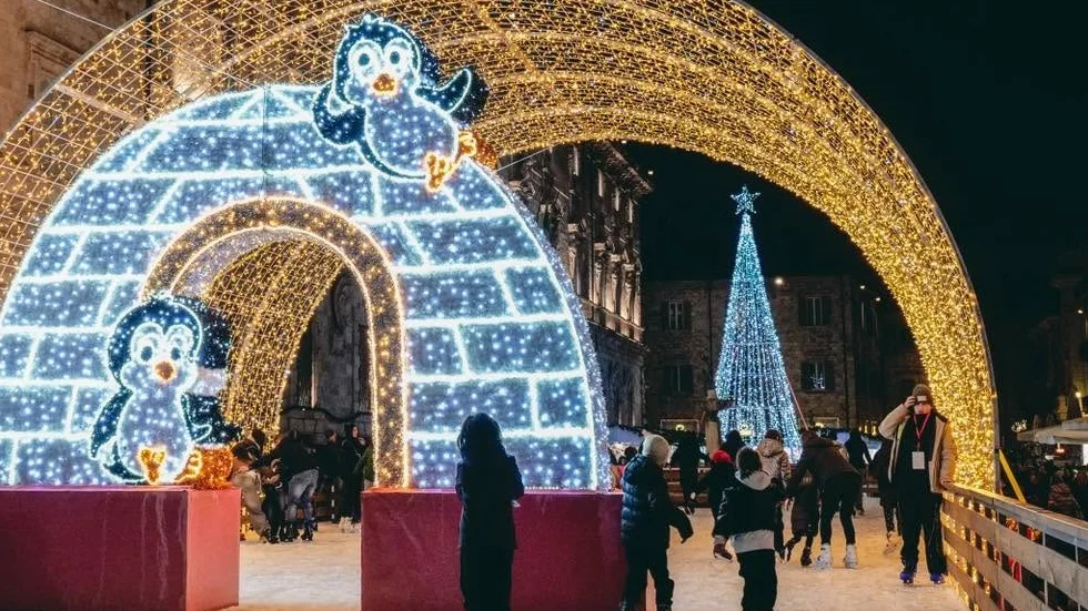 Ascoli Piceno - Pista di ghiaccio a piazza del Popolo, c'è chi dice no