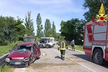 Scontro fra auto e furgone nell'Anconetano, intervento dei Vigili del Fuoco