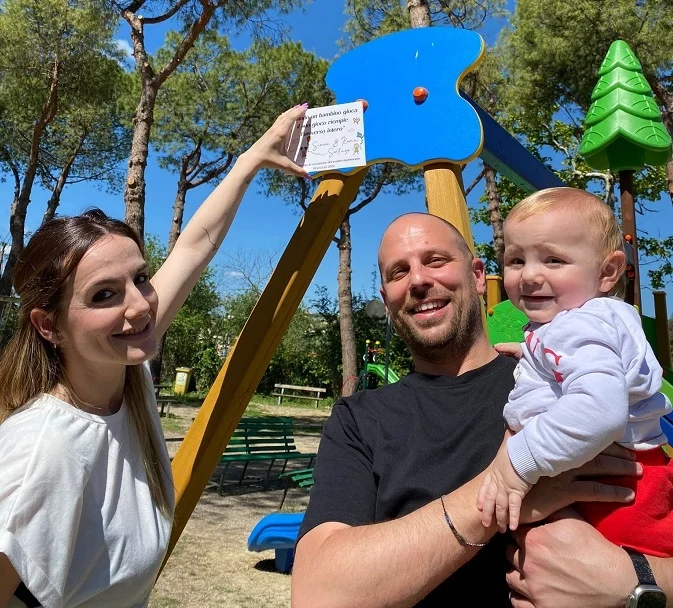 Simone Mozzoni e Ilaria Del Gatto per il loro matrimonio donano un gioco al Comune di Spinetoli