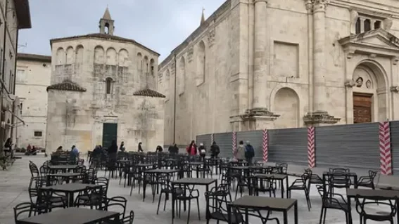 Ascoli Piceno - Riapertura parziale per Piazza Arringo, ma è polemica sui tavolini dei bar