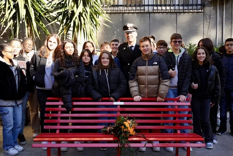 “L’Amore non è mai violenza” - La caserma dei Carabinieri di Teramo da oggi ha la sua panchina rossa