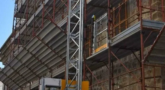 Operaio precipita da cinque metri in un cantiere di Force, ricoverato 