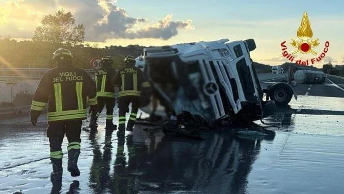 Cisterna si ribalta e perde carico tra i caselli A14 di Ancona