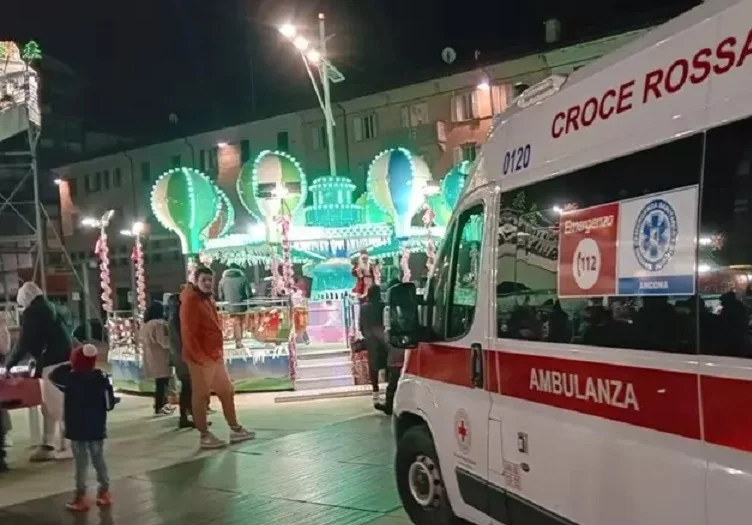 Ragazza vola fuori da una giostra a palla ad Ancona
