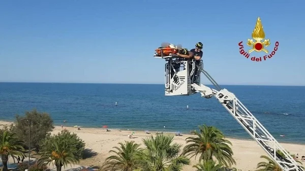 Bloccato al quarto piano per un problema ad una gamba, soccorso in autoscala dai pompieri 