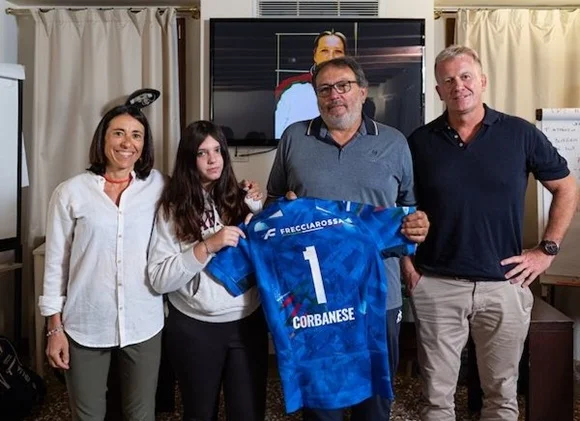 Rugby - Il Presidente Duodo in raduno con la Nazionale Femminile, donata una maglia alla famiglia di Adelina Corbanese