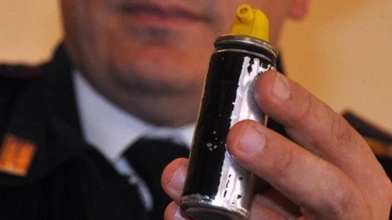 Spruzza spray al peperoncino in discoteca, denunciato un 20enne