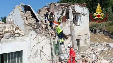 Crolla una casa dopo un'esplosione per una fuga di gas, una persona estratta viva dai Vigili del fuoco 