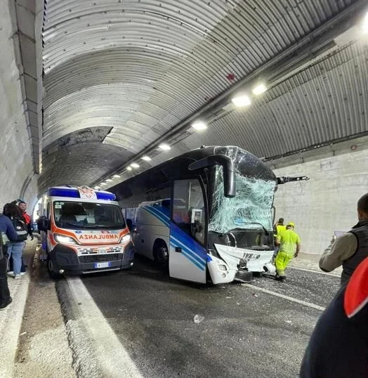 Tamponamento tra bus e un mezzo pesante, quasi 10 km di coda in A14