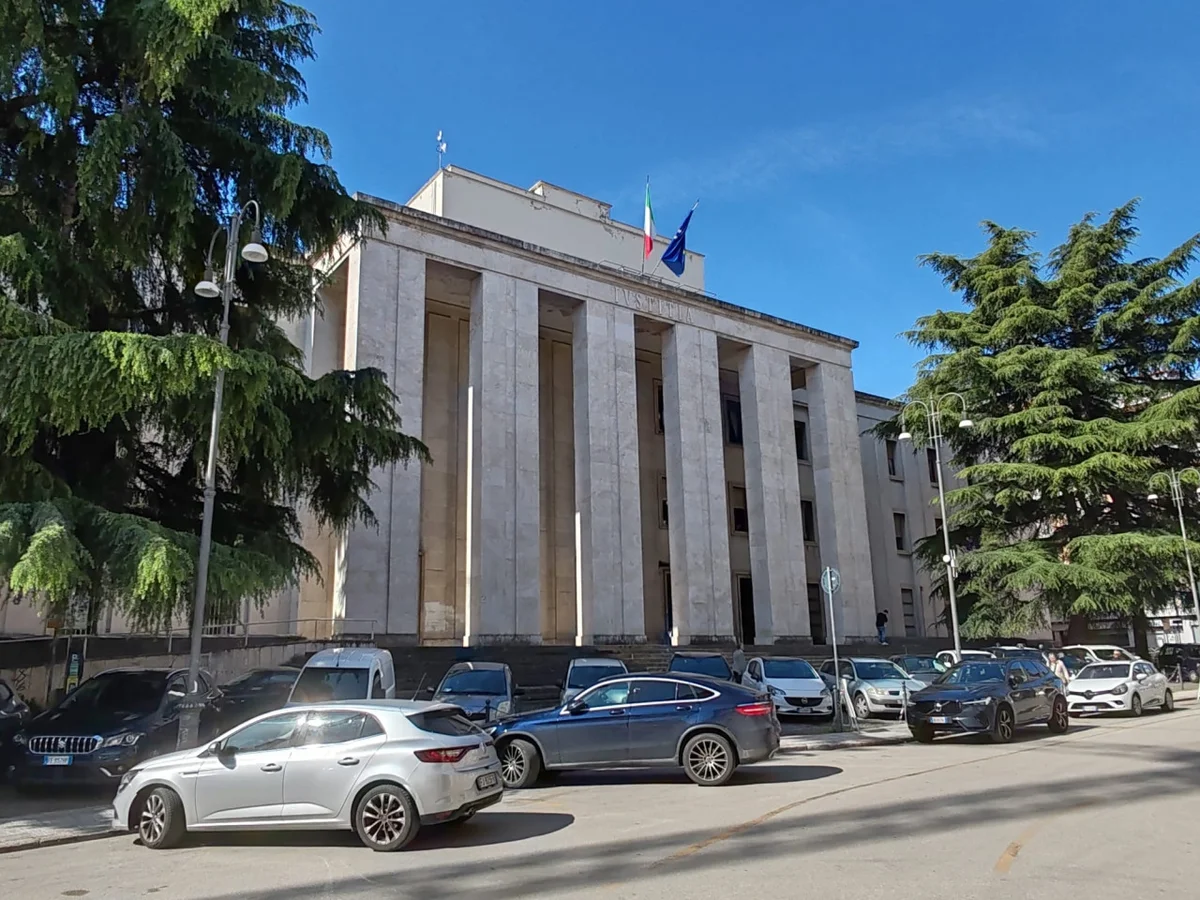 Ascoli Piceno - Non lo invitano al battesimo: brucia la foto del neonato