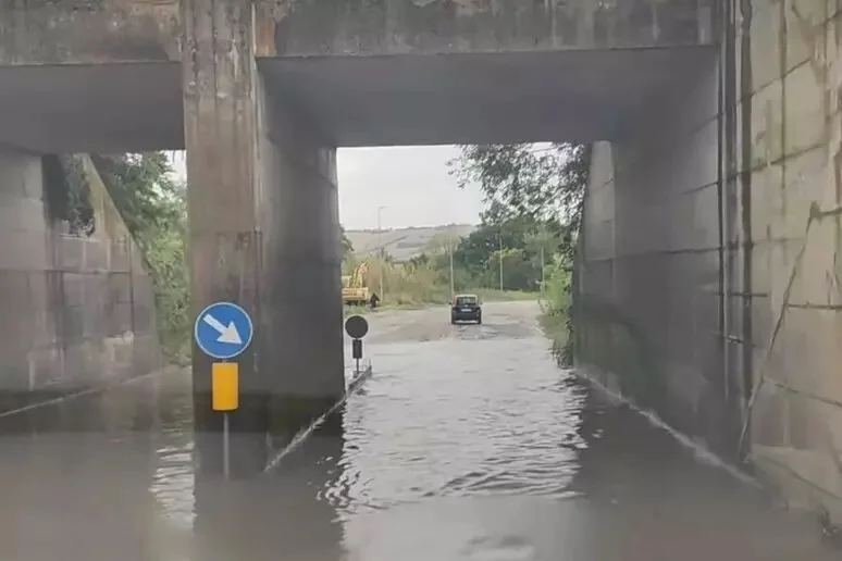Vallata del Tronto sferzata da pioggia e raffiche di vento