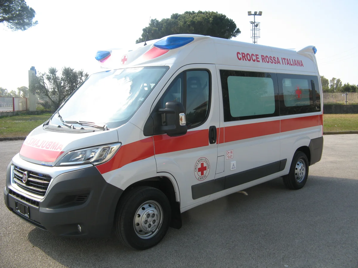 Ad Alba Adriatica motociclista sbalzato sull'asfalto e investito dalle auto in corsa