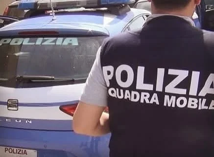 Picchia un uomo per rubargli il borsello, arrestato in flagranza di reato