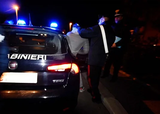 Fuga spericolata dopo aver eluso un posto di blocco, 25enne arrestato 