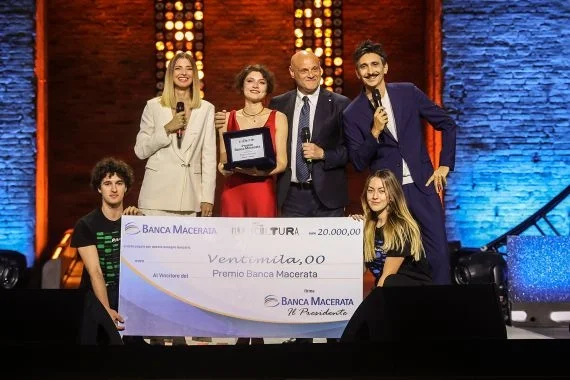Elena Mil è la Vincitrice assoluta di Musicultura 2025  Brividi allo Sferisterio con Antonella Ruggiero e Eugenio Finardi