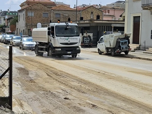Picenambiente al lavoro per rimuovere fango e detriti