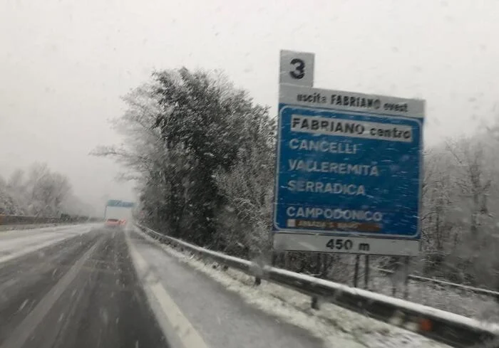 Neve sull'Appennino, imbiancato il confine tra Marche e Umbria