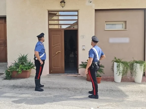 Incolla la serratura della casa pignorata a danno dei nuovi acquirenti, denunciato