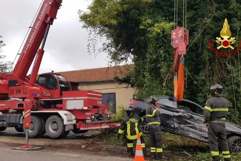 Finisce con l'auto in un fossato di 5 metri, illeso il conducente