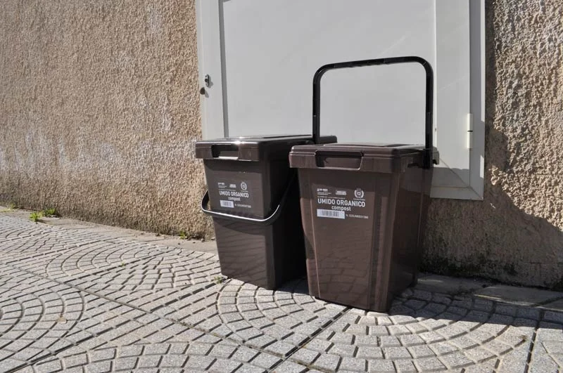 Ascoli Piceno - Furti surreali: rubati i mastelli per la raccolta dell'umido