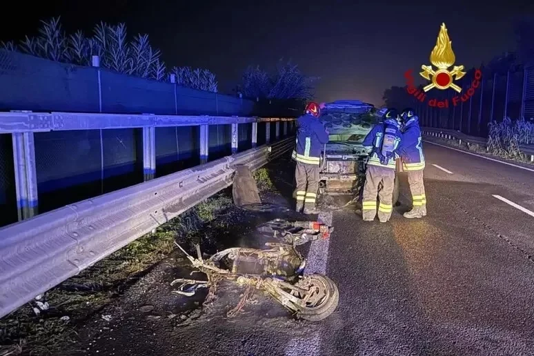 Scooter colpito da un'auto in sorpasso, morto un 58enne