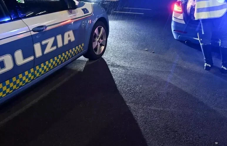 Cade con la moto e viene investito da due auto, morto un 48enne