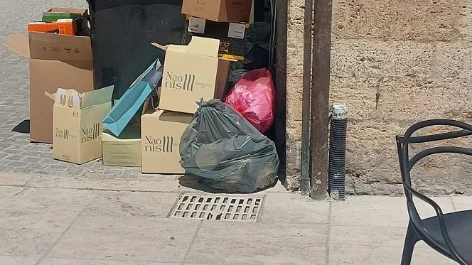 Ascoli Piceno - Rifiuti abbandonati in centro, monta la protesta dei residenti
