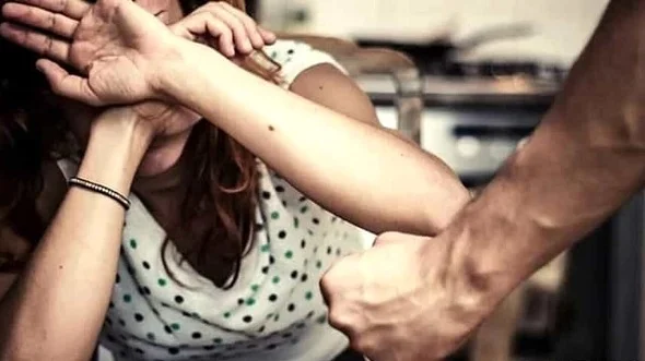 Aggredisce moglie e figlia davanti ad un minore, 55enne finisce in carcere 