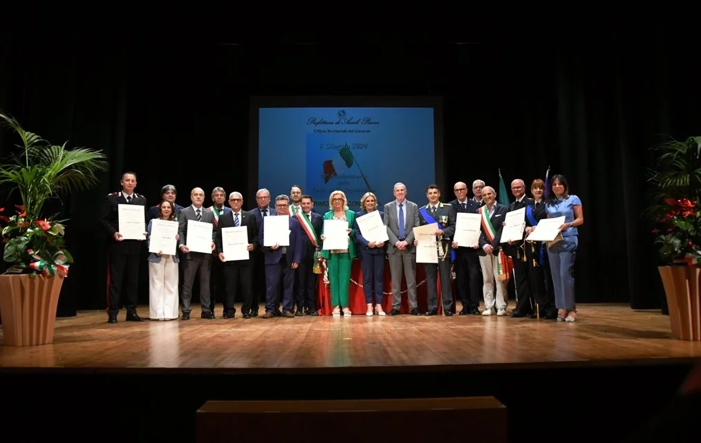 Cerimonia di consegna dei Diplomi dell’Ordine “Al Merito della Repubblica Italiana”  agli insigniti della provincia di Ascoli Piceno, avvenuta presso il  Teatro “Filarmonici” di questo Capoluogo