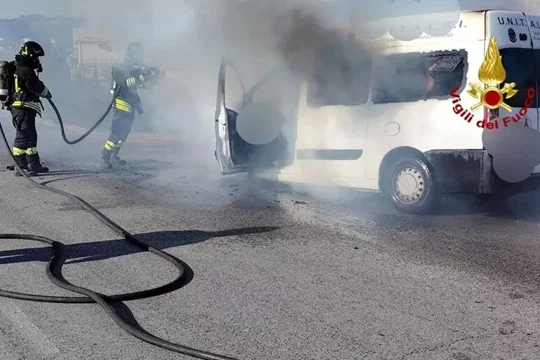 Incendio su un minibus dopo il pellegrinaggio a Loreto, nessun ferito