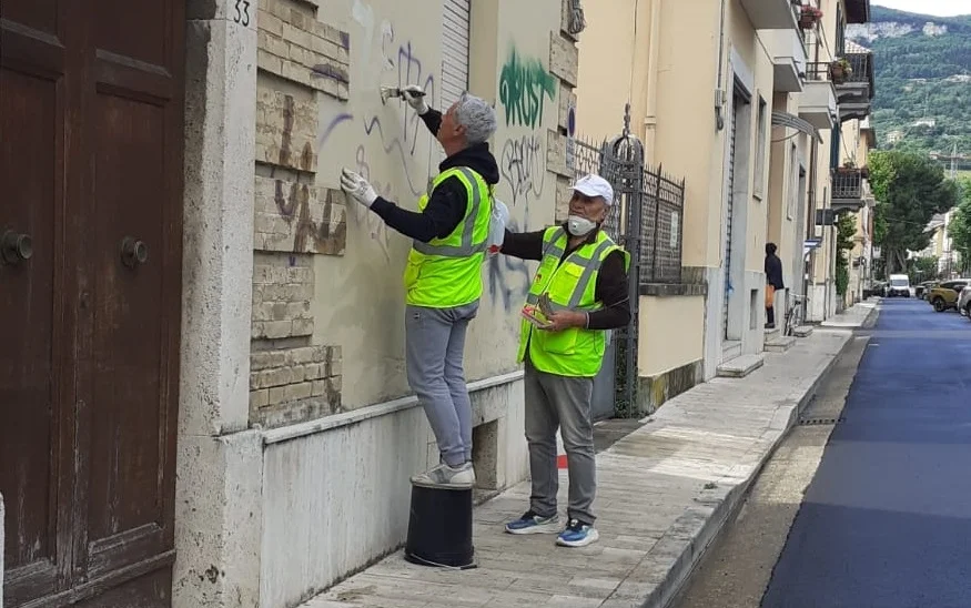 Ascoli Piceno - Gli 'Angeli del Bello' tornano in azione per pulire viale Vellei