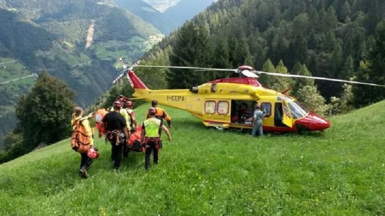 Cade per dieci metri in un burrone in montagna, recuperata e trasferita in eliambulanza