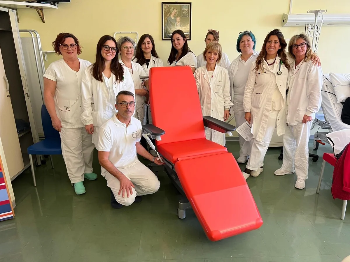 Una nuova poltrona meccanizzata per i trattamenti oncologici: l'Ast di Ascoli l'ha acquistata con le donazioni di tre famiglie