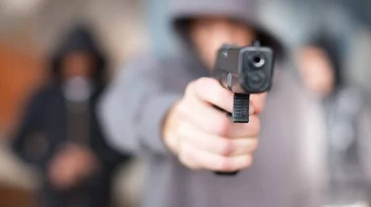 Minacce pesanti con la pistola per farsi consegnare una collanina, tre ragazzi denunciati 