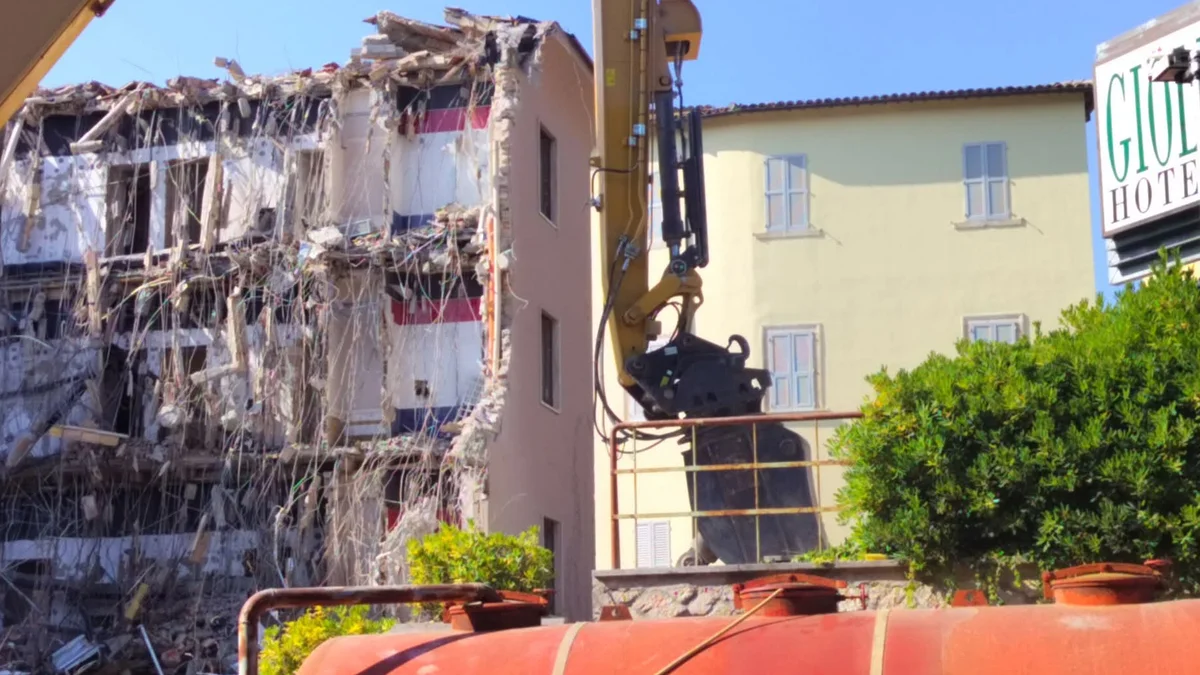 Ascoli Piceno - Al via la demolizione dell'hotel Gioli, simbolo della ricettività cittadina