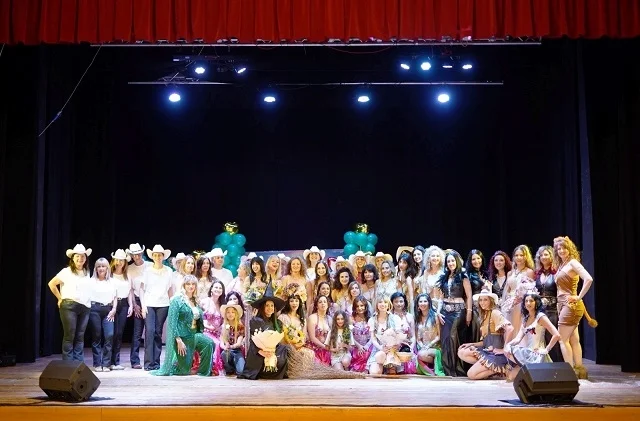 Successo per lo spettacolo di fine stagione corsistica delle Sirene del Nilo complice la partecipazione della performer di burlesque Veruska Puff