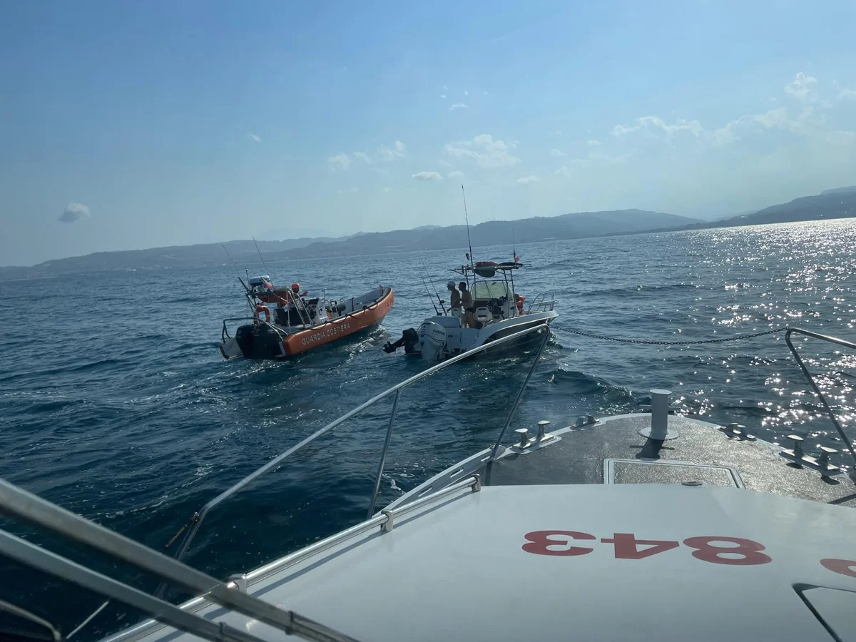 Barca rischia di affondare a 6 miglia dalla costa