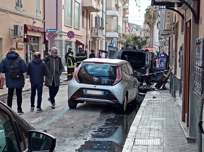 Fiammata improvvisa dal furgoncino parcheggiato, illeso il conducente