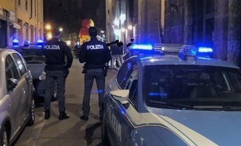 Venditore ambulante accerchiato e picchiato, daspo urbano per 2 anni