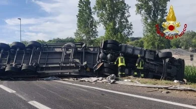 Tir si ribalta sfondando il guardrail: due feriti in A14 trasportati dall'eliambulanza