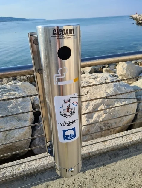 Molo sud, installati nuovi cestini per la raccolta dei mozziconi
