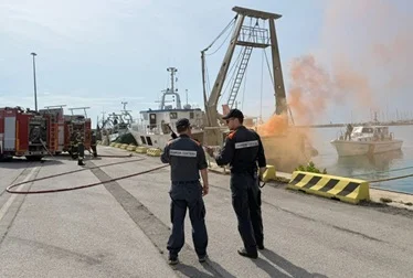 Peschereccio in fiamme: scattano le procedure di emergenza nel porto di San Benedetto del Tronto