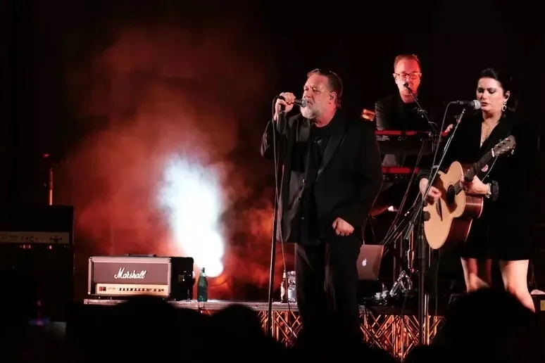 Russell Crowe entusiasma Ascoli Piceno con contaminazioni fra blues e Ricchi e Poveri