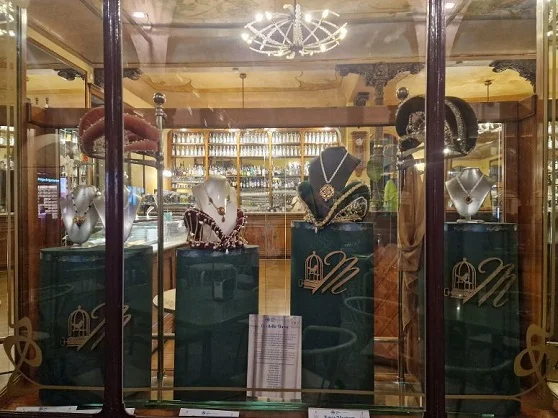 Gli “Ori delle Dame” in vetrina al Caffè Meletti. Bellezza, storia e saper fare protagonisti di un’esposizione che celebra la Quintana di Ascoli